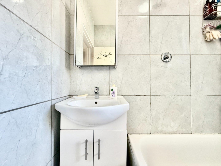 2 Bedroom Property for Sale in Harfield Village Western Cape
